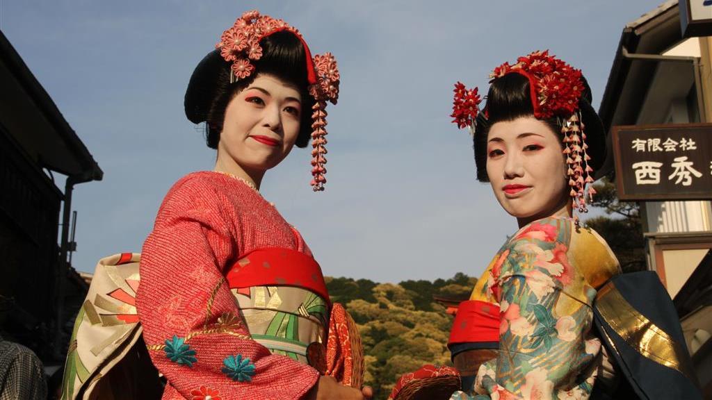 Lunsj på egen hånd før vi drar halvveis opp Otowafjellet for å besøke Kiyomizutempelet. Dette hellige stedet er et veldig populært besøksmål og tempelets historie kan skrives tilbake hele 1200 år!