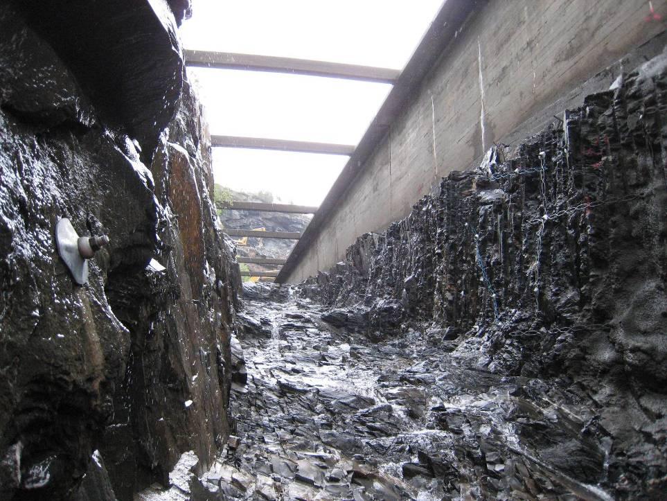 Overløpskanal vart strossa ferdig i juni 2007 -Bolting av fjell under