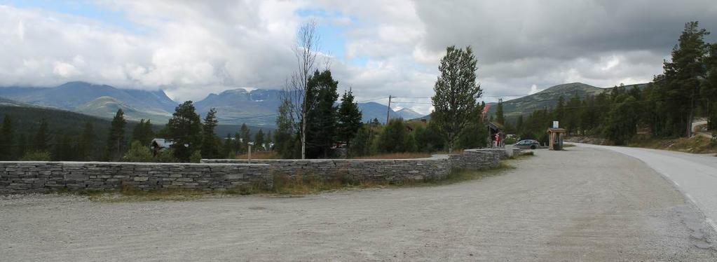 Muren som avgrenser parkeringsplassen Teknisk infrastruktur Bygningene har privat vannforsyning fra borebrønn. Denne har ikke kapasitet til å forsyne flere bygg eller anlegg.