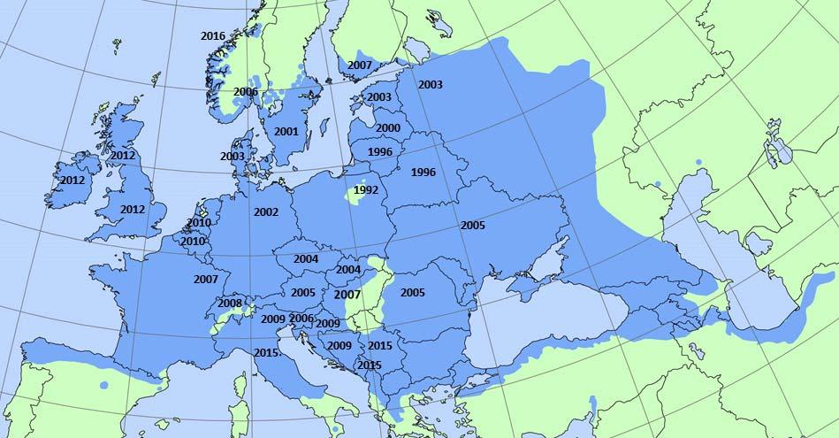 Figur 27. Området merket med blått er utbredelsen til ask (Fraxinus excelsior) i Europa (Kilde: EUFORGEN). Årstall indikerer når askeskuddsyke ankom de forskjellige land (Solheim & Hietala 2017a, b).