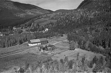 Figur 67 Botten fra gammelt flybilde Kolo Slettkolo: Opprinnelig et elvenavn, kolobekken, den svarte bekken. Er navn både på en litt eldre gard ved Sjoa, samt de yngre Kologardene sør på Slettkolon.