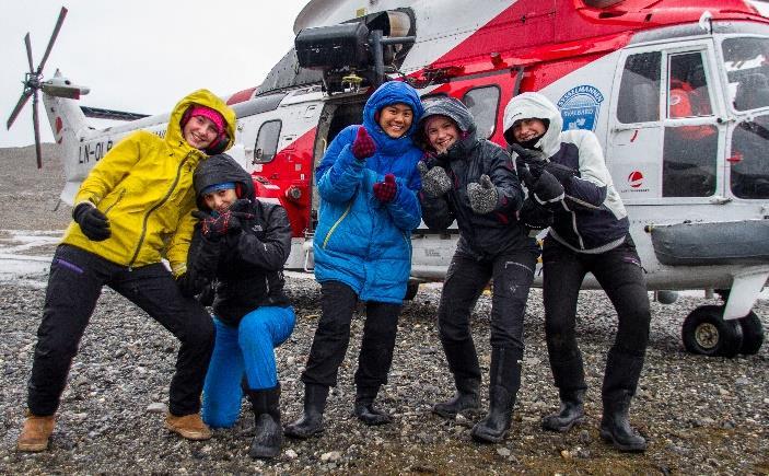 Både ungdommar og vaksne overnatta i telt. Samlingspunktet for campen er eit stort messetelt.