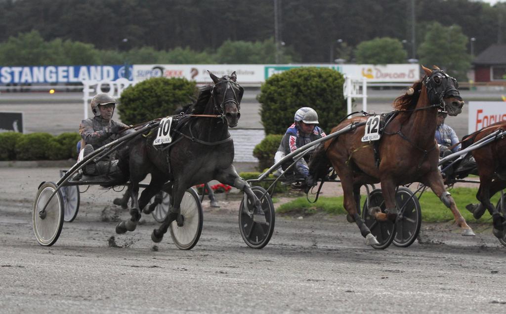 Løp 6: 1) Sejr Gammelsbæk 13,9 2) ight On Line 15,8 3) Wasabi Cloc 15,9 Kommentar: Sejr Gammelsbæk fin start opp i fjerde utvendig, angrep 750m igjen, skyldte rundt alle 500m igjen og vant veldig