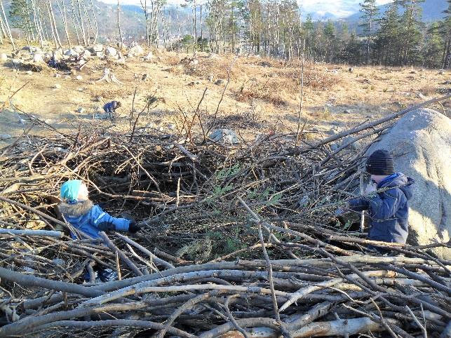 Oppholdstid på SFO I dag har Sandnes kommune to tilbud: 100% plass: 2860; kr. pr. måned 60% plass som er 3 dager i uka: 2002; kr. pr. måned Matpenger kommer i tillegg: 150; kr.