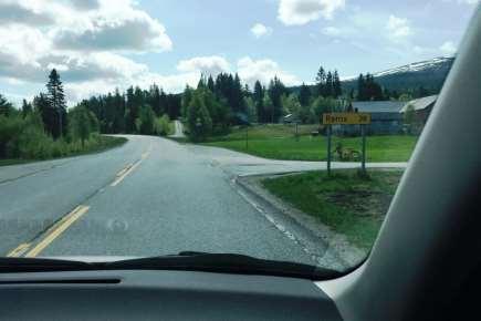 Barna nå må gå nesten 1 km på smal, bratt og mørk vei. De må også krysse FV 30 når de går av bussen etter skoletid.