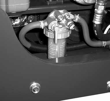 Vedlikehold 7.3.3 Skifte drivstoffilter Åpne motorpanseret (avsnitt 5.8.). Sett drivstoffkranen () vannrett i «C»-stilling.