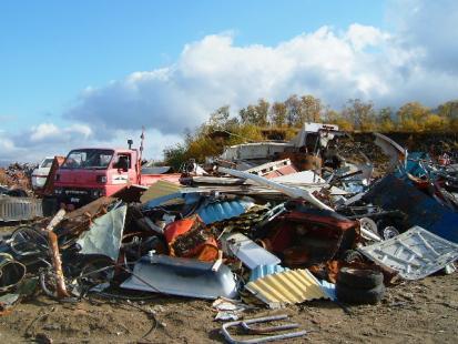Avvik 7: Deler av biloppsamlingsplassen brukes til lagring av annet avfall enn bilvrak, uten at det er gitt tillatelse til slik virksomhet. Avvik fra forurensningslovens 29.