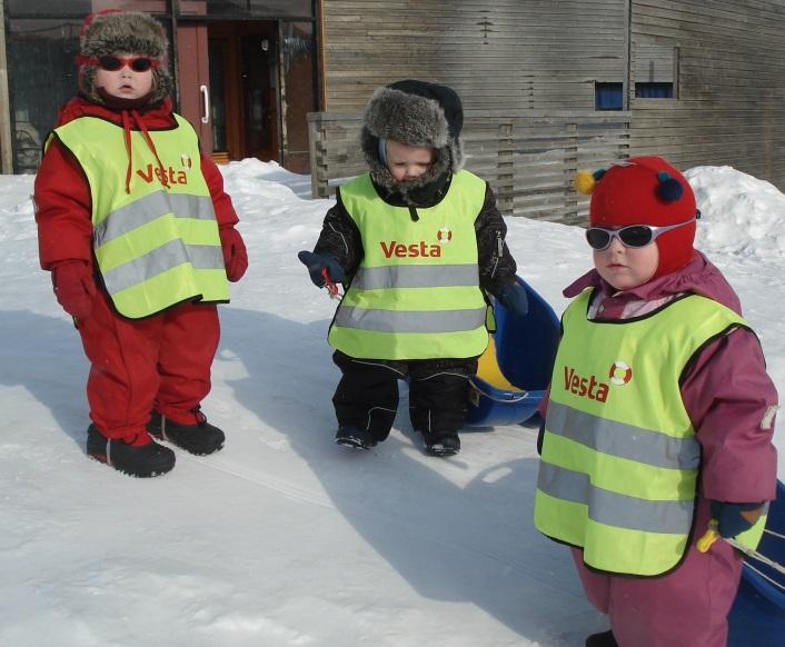 Side 9 av 17 Barnehagelovens anvendelse på Svalbard I barnehageloven 25, Lovens anvendelse på Svalbard, står det følgende: Kongen kan gi forskrift om lovens anvendelse på Svalbard og kan fastsette