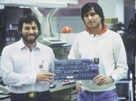 Februar 1981 Steve Wozniak styrter med småflyet sitt og havner på sykehus med hukommelsestap Apple må innse at