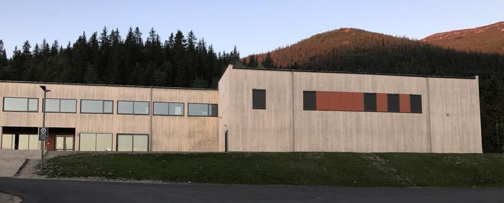 snø foran inngangsdører og rømningsveier.