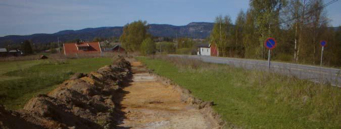 Sjakta ble lagt på en liten vei som går langs fotballbanen. Matjordlaget var ca 35-40 cm dypt.