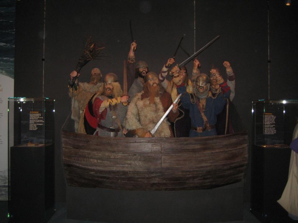 Prosjekt Tema for prosjekt dette året er VIKINGENE KOMMER. Målet er ikke at barna skal lære om vikingene, men gjennom vikingene. Vi er pålagt å jobbe med de 7 fagområdene som er satt i rammeplanen.