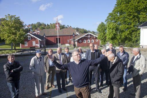 Patriarker fra både Leir 7 og Leir 23 lytter interessert på guiden når han forteller litt om historien om Rød Herregård og de personer som har bodd der.