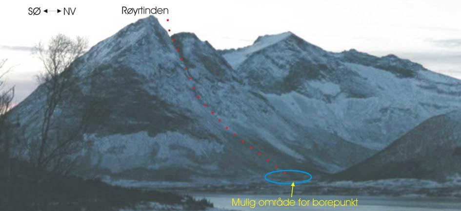 Figur 9. Lokalitet 1 i Vestre Godfjord er i forlengelsen av skaret i fjellsiden, indikert på bildet med stiplet, rød strek.