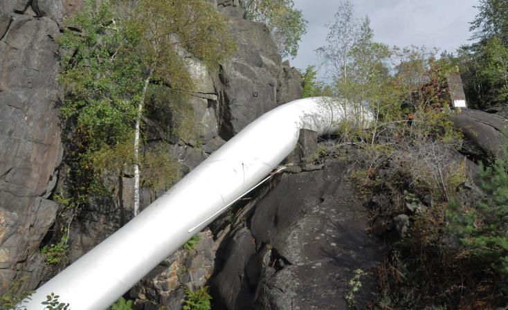 Skjematisk og innledende oversikt over foreliggende planer for Fossing Storsmolt Holding AS, med flytting av kraftverk (rødt), vannbehandlingsanlegg (blått), produksjonskar (lyseblå) og