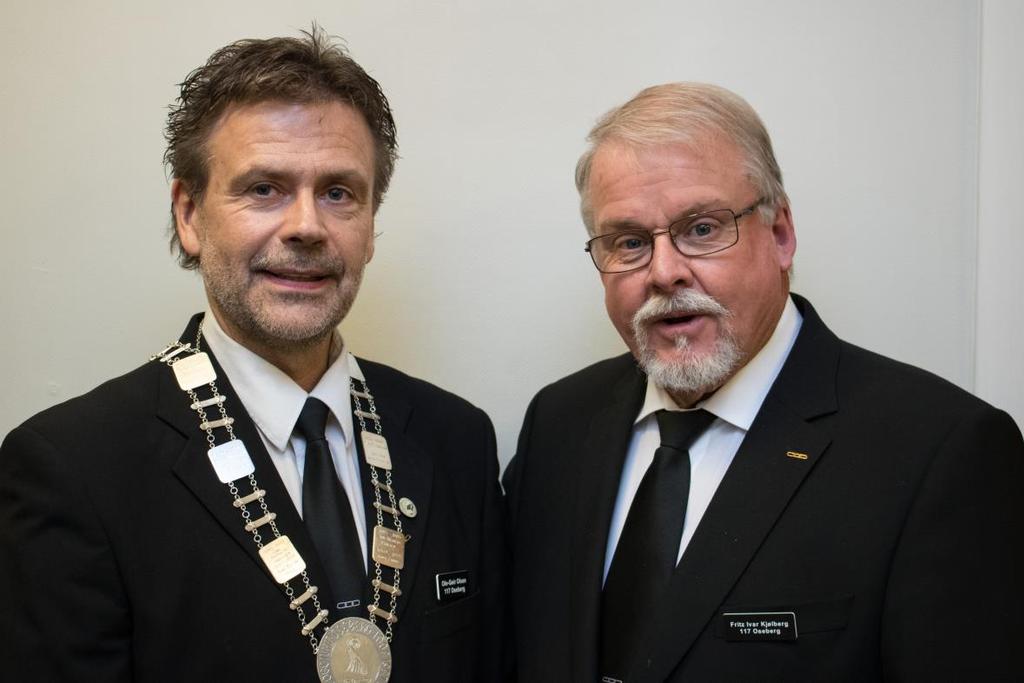 FRA MEDLEMSMØTET DEN 12. OKTOBER 2015 Overmester Ole-Geir Olsen sammen og Bror Fritz-Ivar Kjølberg Ca. 40 brødre var tilstede da bror Fritz-Ivar Kjølberg ble tildelt Den Edle Kjærlighets Grad.