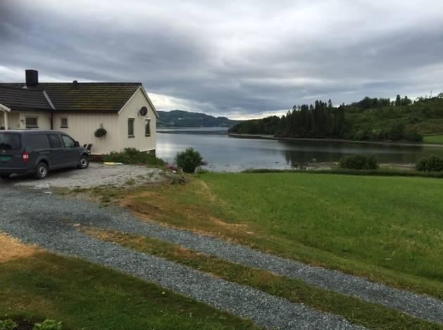 Tiltakshavers bolighus ligger noe lavere enn bolighuset i Bartnesvegen 215. Sikthøyden fra naboens terrasse vil være over ny veranda.