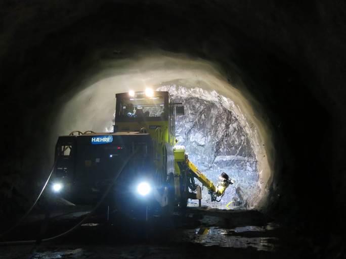 Tunnelen er kommet ca 27o meter inn vi nærmer oss halvdrevet lengde.