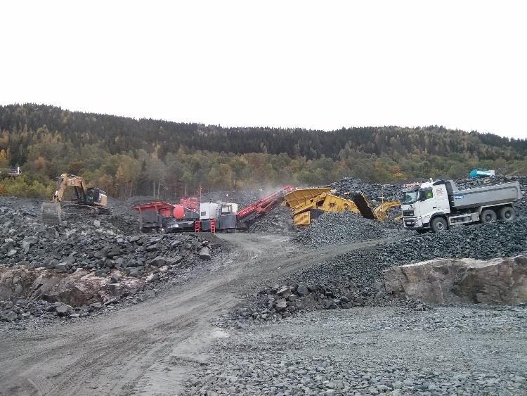 I dagen så sprenger Kjell Foss AS (under kyndig veiledning fra Anne Grete) og vi laster og kjører fjell fra forskjæringene i sør.