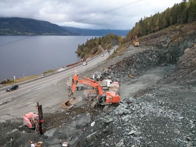 arbeider for omlegging av jernbanen. Gunnar Holth Grusforretning har etablert mobilt knuseverk og skal knuse minst 50.000 tonn 25 350 til forsterkningslag.