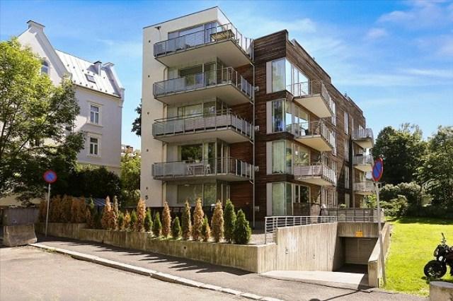 Skøyen: Moderne 3-roms med sydvendt balkong, heis og felles takterrasse. Inkl: hvitevarer, trappevask, kabel-tv og garasje.