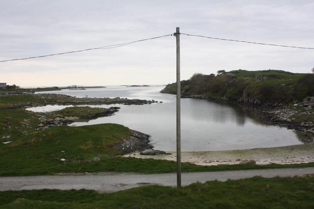 KRÅGØY-HESTHOLMEN. RAPPORT NATURMANGFOLDVURDERING 8 Figur 5 Krågøybukta med Østersforekomst i midten av bildet. Krågøybukta (fig 5) består av sammenhengende skjellsand grunnere enn 8 meter.