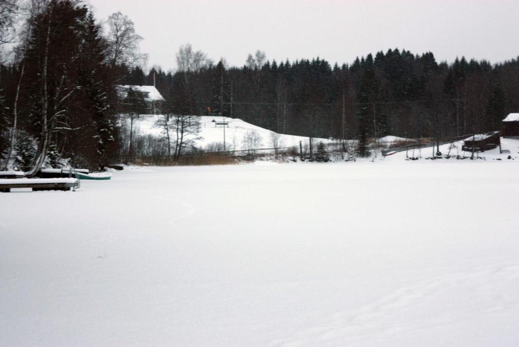 Like vest for Granodden er det flere private brygger og et skur nord for fylkesveien.