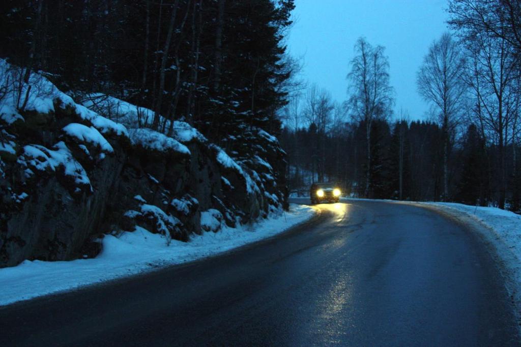 Smal kantsone nord for fylkesveien og fjell langs fylkesveiens sydside.