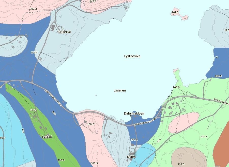 Ved Hallerud og vest for Dalenabben er det tynnere lag hav-/ strandsavsetning. Vest i planområdet m.m. er det marin strandavsetning (mørkeblått).
