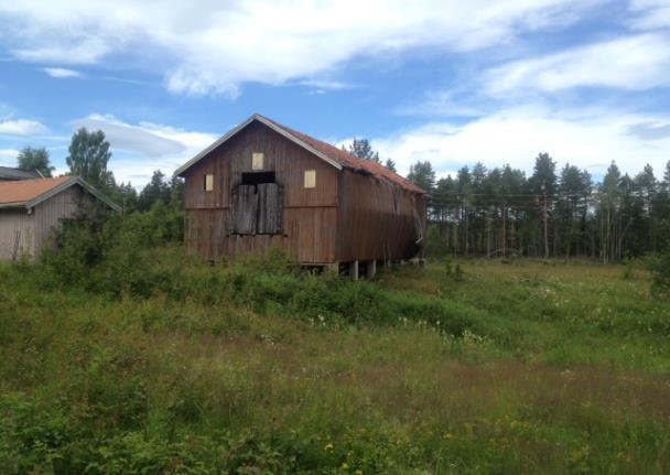 Tunet består av 3 campinghytter, gammel stue, dukkehus, hovedhus