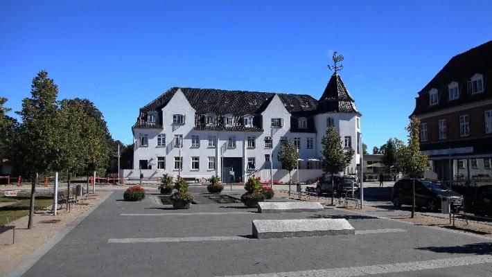 Glamsbjerg Hotel Ved et opphold på Glamsbjerg Hotel, på Vest-Fyn, får dere ekte fynsk idyll, med enkel tilgang til hele den flotte øyen med alle dens muligheter.