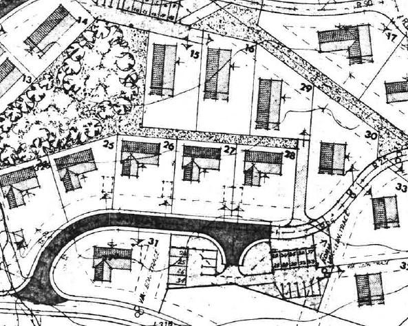 Søkers tomt Klagers tomt Planlagt garasjeanlegg Figur 1: Opprinnelig situasjonsplan. Tiltakshavers tomt har nr. 29, klagers tomt nr. 30. Det var tiltenkt 14 garasjeplasser + ½ parkeringsplass pr.