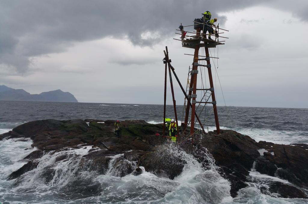 Reetablering av stormskadd sjømerke i Vesterålen. (Foto: Kystverket) SAMFUNNSSIKKERHET OG BEREDSKAP Kystverket integrerer arbeidet med samfunnssikkerhet i den ordinære driften.