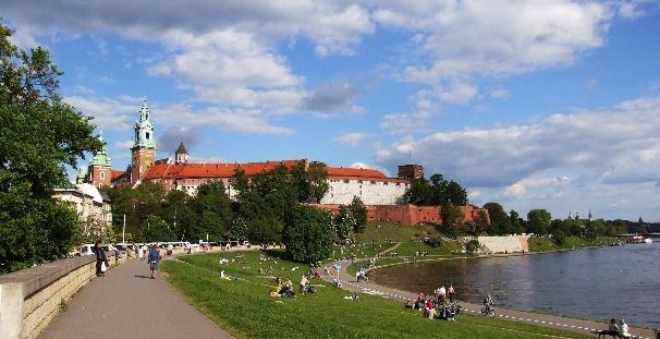 Vi går opp til Wawelhøyden, hvor vi ser kongeslottets flotte gård og katedralen hvor de fleste polske konger ble kronet og også begravd.