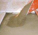 På underlag av betong og avrettingsmasse påføres et heftlag av en