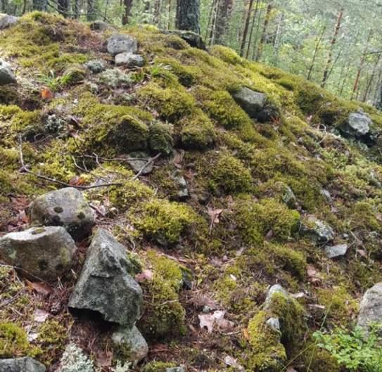 Rydningsrøysa ligger på berg.