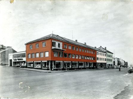 2 Utvikling med hensyn til bevaring noen muligheter 2.1 GATENE Gjenreisningsarkitekturen i Storgata representerer en viktig del av Bodøs historie.