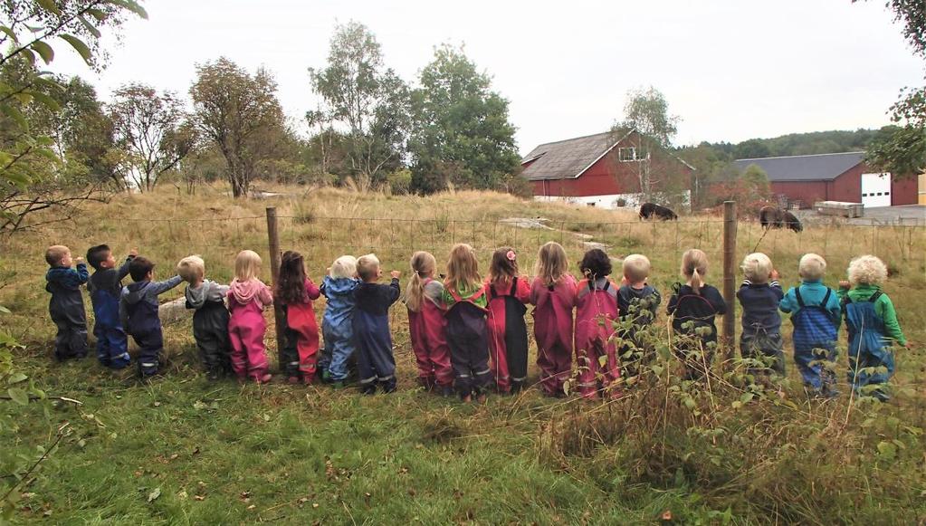 INNLEDNING Velkommen til et nytt barnehageår!! Så er vi i gang med et nytt barnehageår i Begbyenga barnehage. I høst er det 17 nye barn som begynner hos oss, og 3 små søsken som starter etter jul.