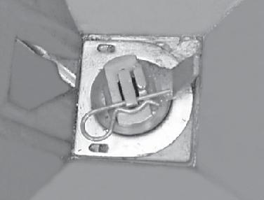 3 4 - Utkobling av røremekanismen () skjer ved å trekke ut koblingspinnen () under beholderspissen.