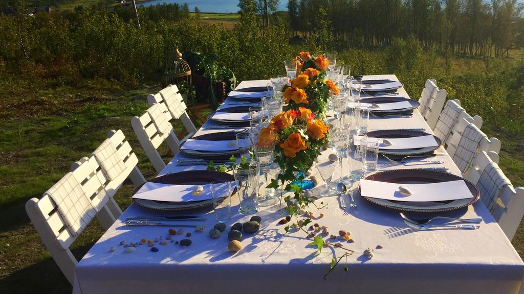 Kulinarisk KONGEBORD Skal du ha litt større selskaper så kan du velge vårt spektakulære Kongebord! Her lager vi et sharingkonsept med en stilig buffet på selve bordet hvor gjestene sitter.