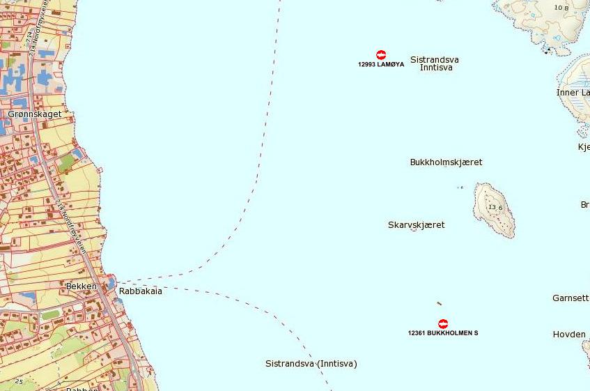 Figur 5: Utklipp fra Fiskeridirektoratets karttjeneste. De to røde punktene med hvit fisk viser oppdrettsanleggene i området /7/.