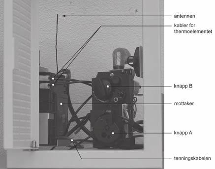 1 Innsetting / bytte av batterier Ved innsetting av batteriene gås frem på følgende måte: Åpne døren til betjeningsboksen; Ta ut mottakeren; Åpne dekselet; Sett inn eller fjern de 4 penlite (type AA)