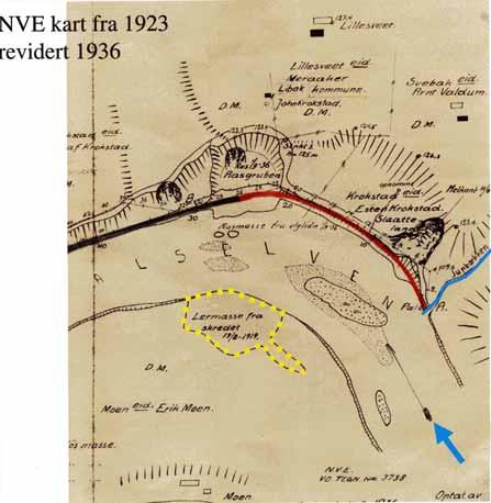 Figur 2: Utsnitt fra gammel kart fra NVE. Kartet viser elveyttersvingen av Stjørdalselva ved Kråkstadmarka med tidligere registrerte skredgroper. Blå pil angir strømmens retning.