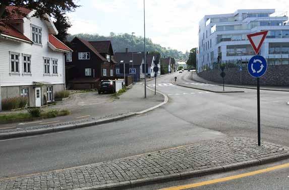 26 Bussveien Ruten Vatnekrossen Det er i dag etablert to planskilte kryssinger på strekningen, en gangbru ved Skoleveien og en gangbru ved Vatnekrossen.