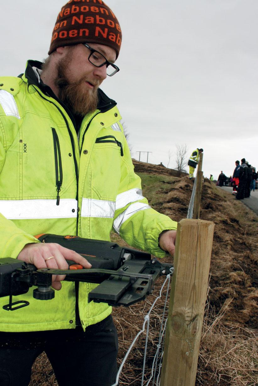 Ht-nettet festes til stolpene med gass- eller luftdrevne krampepistoler og spesialkramper.