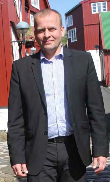 Färöarnas premiärminister Kaj Leo Holm Johannesen utanför sitt kontor i regeringskvarteret. på Färöarna av bara en producent.