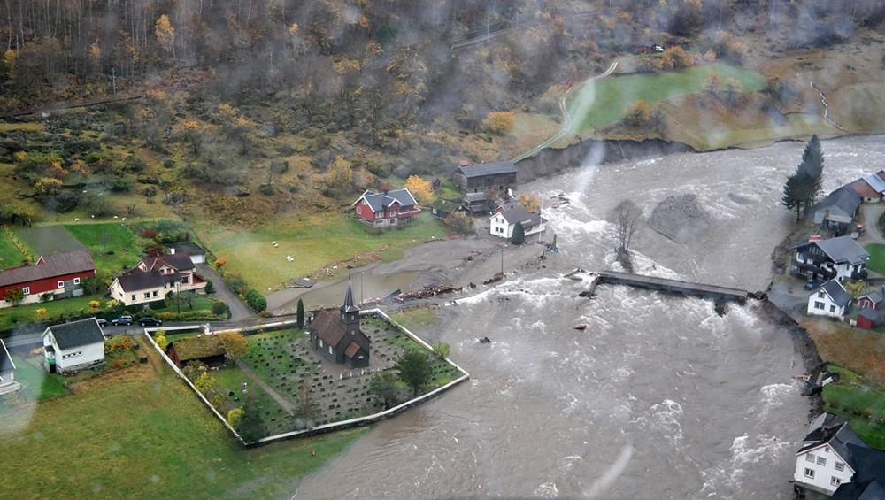 av måneden ga flom mange steder. Her fra Flåm i Aurland. Foto: Oddleif Løset Månedstemperaturen for hele landet sett under ett, endte 1,8 C over normalen.