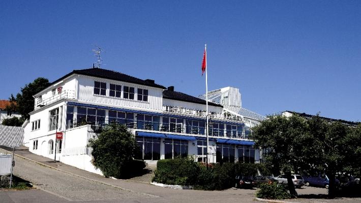 Grand Hotel Åsgårdstrand Grand Hotel Åsgårdstrand ligger idyllisk til ved småbåthavnen i Åsgårdstrand, og har panoramautsikt over Oslofjorden.