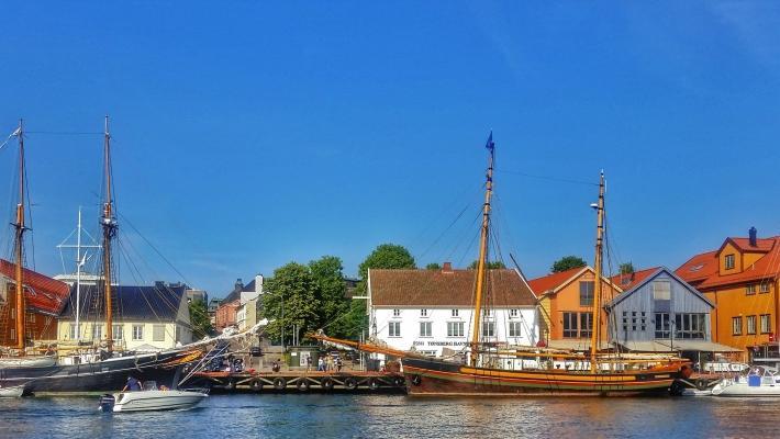 Brygga i Tønsberg er et vakkert syn med en promenade som går mellom båtene i havna og tradisjonelle røde og gule trehus. Mange serveringssteder er samlet ved Sjøbodkvartalet nederst mot kaia.