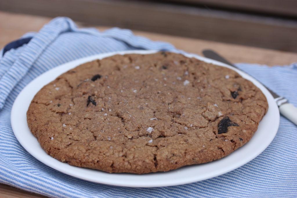 Enkel kjempecookie med smilsjokololade og oreokjeks Vet du hva? Noen ganger trenger man (jeg) en kjempestor kjeks. Og man (jeg) trenger den fort. Kanskje har man (jeg) en dårlig dag og trenger trøst?